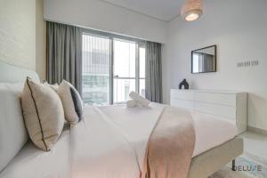 Postel nebo postele na pokoji v ubytování Elegant 1BR at Montrose Residence B Al Barsha South by Deluxe Holiday Homes