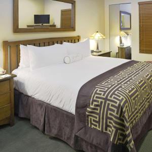 - une chambre avec un grand lit blanc et un miroir dans l'établissement Enticing Huge Unit at Cancun Resort Strip Las Vegas, à Las Vegas