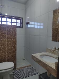 uma casa de banho com um WC, um lavatório e uma banheira em Pouso Divino dos Pireneus em Pirenópolis