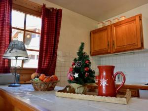 un comptoir de cuisine avec un arbre de Noël sur le comptoir dans l'établissement Appartement Les Gets, 4 pièces, 3 personnes - FR-1-671-14, aux Gets