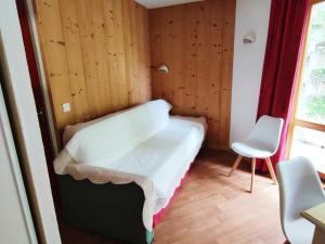 a small room with a bed and a chair at Appartement Saint-François-Longchamp, 3 pièces, 8 personnes - FR-1-635-84 in Saint-François-Longchamp