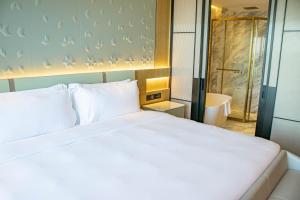 Voodi või voodid majutusasutuse YOHO Treasure Island Hotel toas