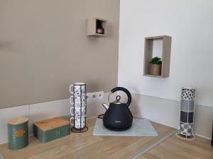 a tea kettle sitting on a counter in a room at Maison au calme Avignon - Clim - Wi-Fi in Avignon