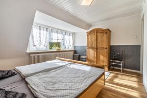 sypialnia z łóżkiem i oknem w obiekcie Ferienwohnung Jesteburg w mieście Jesteburg
