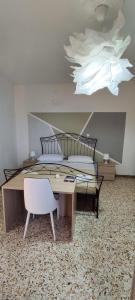 a bedroom with a bed and a desk with a white chair at Il sospiro B&B in Spinoso