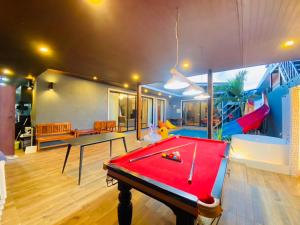 a room with a pool table and a play area at เจ๋งพูลวิลล่า ชะอำ in Cha Am