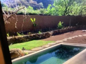 uma piscina num quintal com uma parede de retenção em Casaluna em Malinalco