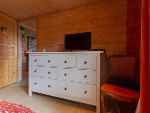 TV a/nebo společenská místnost v ubytování Riverside Chalet Retreat