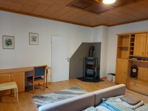 uma sala de estar com um sofá e um fogão em Mariazell Salza Haus em Gusswerk
