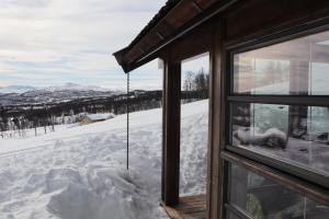 Zimmer mit Blick auf einen schneebedeckten Hof in der Unterkunft Veslestølen - Ålhytte with amazing view, 1000 meter in Ål