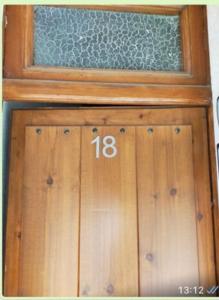 eine Holztür mit der Nummer drauf in der Unterkunft Puigcerdá Centro. Acogedor apartament en el pueblo in Puigcerdà