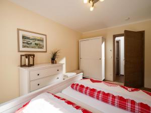 1 dormitorio con 1 cama y vestidor en Alpensuiten en Ellmau