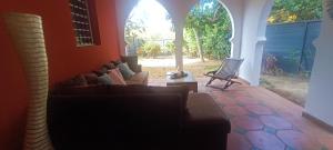 - un salon avec un canapé et une chaise dans l'établissement Les jardins d'Agadir, à Koungou