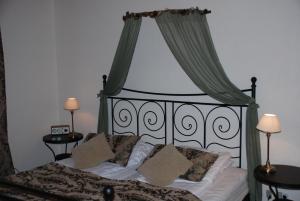 Ένα ή περισσότερα κρεβάτια σε δωμάτιο στο Dalby Hotel