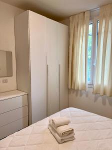1 dormitorio con 1 cama con 2 toallas en Casa San Michele, en Sassuolo