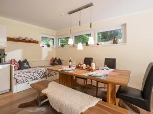 uma sala de jantar e sala de estar com mesa e cadeiras em Alpensuiten em Ellmau