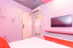 a room with a flat screen tv on the wall at OYO 902 Rooms Boutique Hotel in Johor Bahru