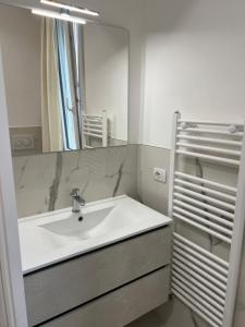 La salle de bains est pourvue d'un lavabo blanc et d'un miroir. dans l'établissement Casa San Michele, à Sassuolo