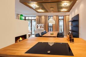 uma sala de estar com uma lareira e uma mesa em Villa Claire Duenenloft em Ostseebad Sellin