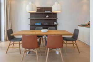 uma sala de jantar com uma mesa de madeira e cadeiras em Villa Claire Duenenloft em Ostseebad Sellin