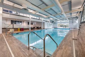 uma grande piscina interior com água azul em Cromer Country Club em Cromer