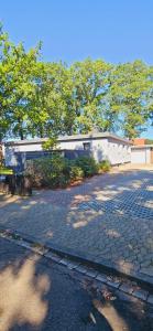 a brick road with a building in the background at exkl. romantisches SM Apartment Black Rose in Gifhorn