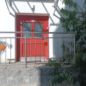 a red door on the side of a building at Im Gewölbe der Alten Druckerei in Viechtach
