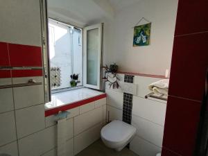 a bathroom with a toilet and a window at Im Gewölbe der Alten Druckerei in Viechtach