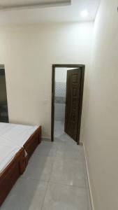 Ένα ή περισσότερα κρεβάτια σε δωμάτιο στο Continental Boys Hostel R-2 Johar Town