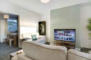 een woonkamer met 2 banken en een flatscreen-tv bij Sweet Home with Backyard in Howden-le-Wear for 3 in Crook