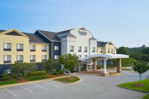 een weergave van de voorkant van een hotel met een parkeerplaats bij Fairfield Inn & Suites Auburn Opelika in Opelika