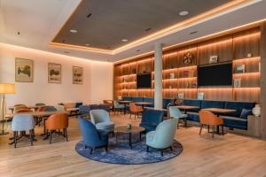 Uma TV ou centro de entretenimento em Geneva Marriott Hotel