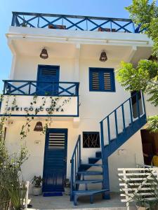 傑里科科拉的住宿－AZULIKITE，白色的房子,设有蓝色的门和楼梯