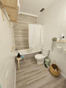mała łazienka z toaletą i prysznicem w obiekcie Paraíso Las Galanas 2ROOMS w mieście San Sebastián de la Gomera