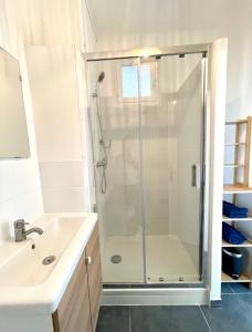 eine Dusche mit Glastür im Bad in der Unterkunft Le Panoramique - Centre-ville in Melun