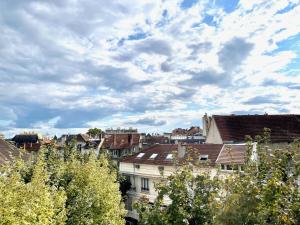 Blick auf eine Stadt mit Gebäuden und Bäumen in der Unterkunft Le Panoramique - Centre-ville in Melun