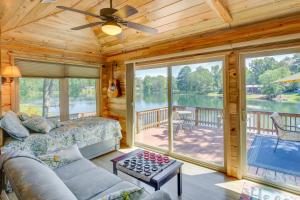 Posezení v ubytování Kilgore Lakefront Home with Private Dock and Pier!