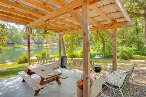 Zahrada ubytování Kilgore Lakefront Home with Private Dock and Pier!