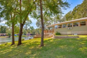 Zahrada ubytování Kilgore Lakefront Home with Private Dock and Pier!