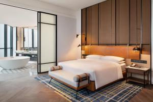 Postel nebo postele na pokoji v ubytování Sheraton Xi'an Chanba