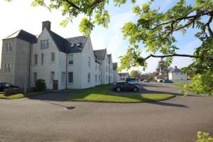 ein schwarzes Auto, das vor einem Haus parkt in der Unterkunft Stylish One bed apartment in Inverness