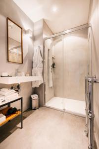 W łazience znajduje się prysznic i umywalka. w obiekcie Boutique Hotel Goud En Zilver w mieście Gorinchem