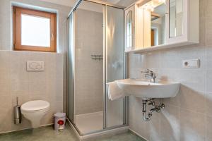 Koupelna v ubytování Obertegghof Wohnung Schartenblick + 21 fotografií