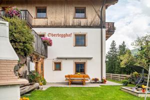 a house with a picnic table in front of it at Obertegghof Wohnung Schartenblick in Sarntal