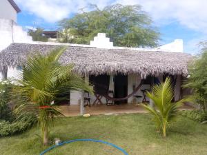 a house with a thatched roof and a yard at Zion Land Canoa Quebrada in Aracati