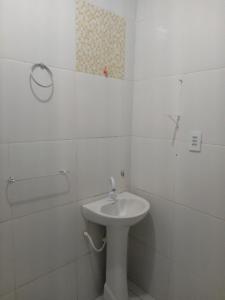 a white bathroom with a sink and a shower at Zion Land Canoa Quebrada in Aracati