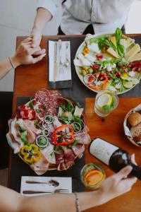 un gruppo di persone seduti a un tavolo con cibo di Hotel Limone a Limone sul Garda