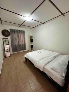 - une chambre avec un grand lit dans l'établissement Alona Park Residence - 3 bedroom apartment- alex and jesa unit, à Panglao