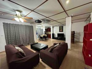 - un salon avec un canapé et un ventilateur de plafond dans l'établissement Alona Park Residence - 3 bedroom apartment- alex and jesa unit, à Panglao