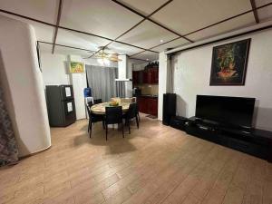- un salon avec une table et une salle à manger dans l'établissement Alona Park Residence - 3 bedroom apartment- alex and jesa unit, à Panglao